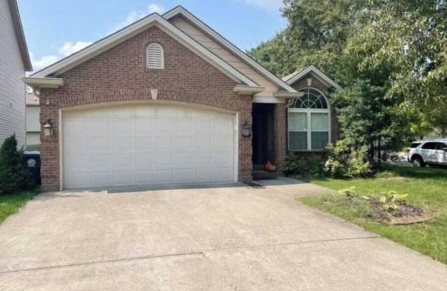 Lovely 3 Bdrm Home w/Free Parking Close to I-75!
