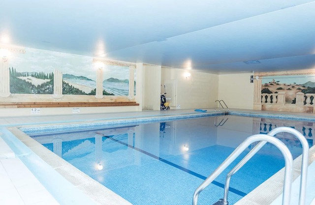 Belle grange convertie de 3 chambres / 3 salles de bain avec piscine intérieure, sauna et court de tennis