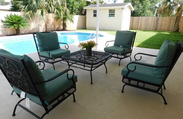 Lovely 3 Bedrm/2 Full Bath Private Home w/Pool!