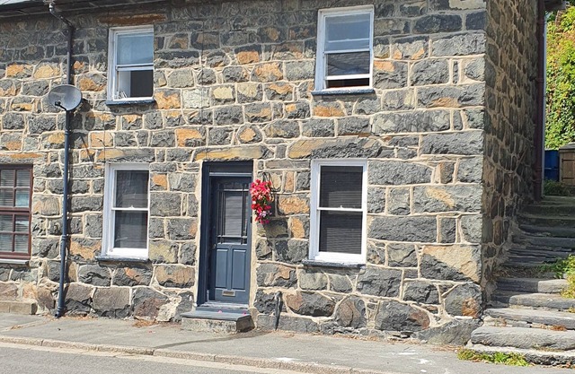 LOVELY 3 BEDROOM COTTAGE SLEEPS 6 tremadog square porthmadog