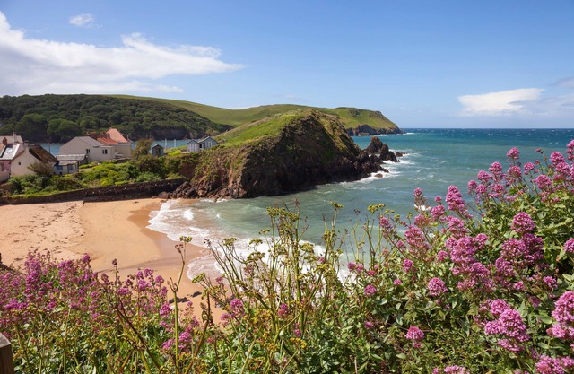 3 BR (Sleeps 6) 150m from Beaches. Large terrace, Parking & sea glimpses.