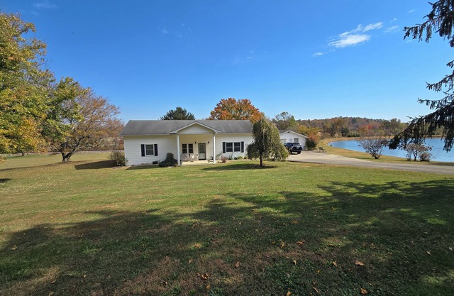 Lovely 3-bedroom home near the Bourbon Trail, with a lake in a country setting