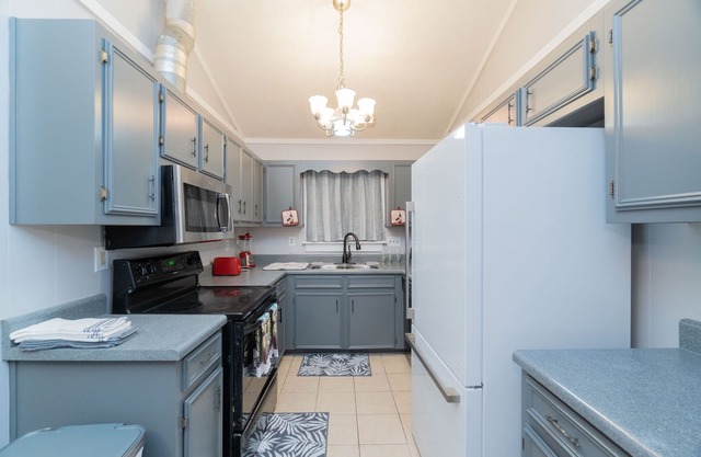 Lovely 3 bedroom house close to great shopping and dining.