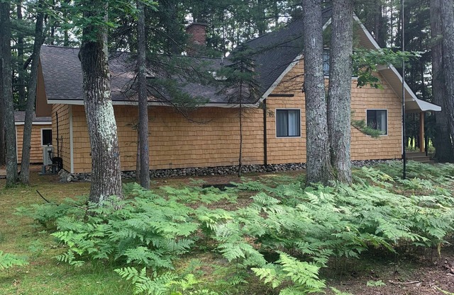 Lovely 3-bedroom house on Rapid River with easy access to Torch Lake sandbar!
