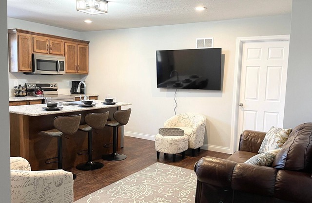 Lovely 3-bedroom unit with king bed-near WKU