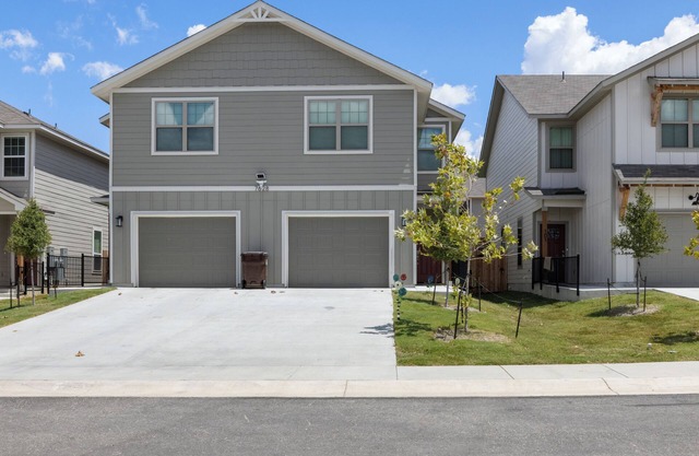 Lovely 3-Bedroom with Backyard, and Nearby Parks
