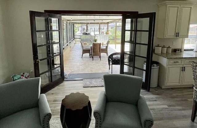 Lovely 3br with heated pool and spa. Canal access for boating/kayaking.