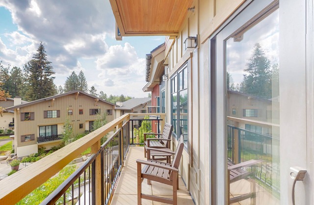 Lovely, 3rd-floor townhome downtown - walk to the lake, dining & shopping