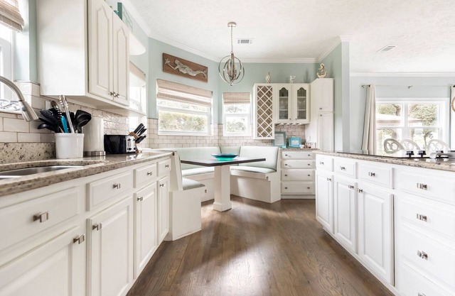 2 blocks to the beach, steps to the pool, short walk to dining and entertainment