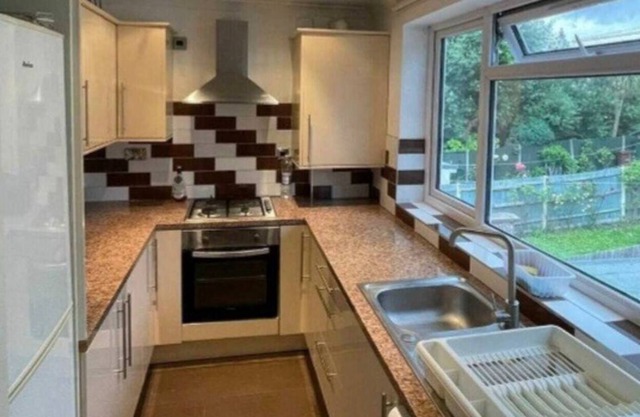 Lovely 4-Bed Apartment in Harrow