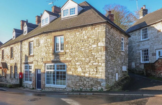 Charming 4-Bed House in Brassington