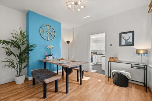 Lovely 4 Bedroom London Home with Free Parking, Garden, WiFi By Roost Accommodation