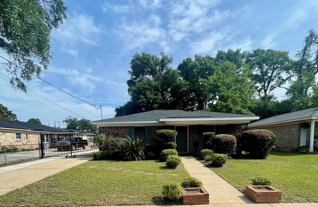 Lovely 4-bedroom, 2-bathroom home walking distance from Downtown Mobile