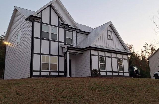 Lovely 4-bedroom/3 bathroom house in Newnan with AC, WiFi.