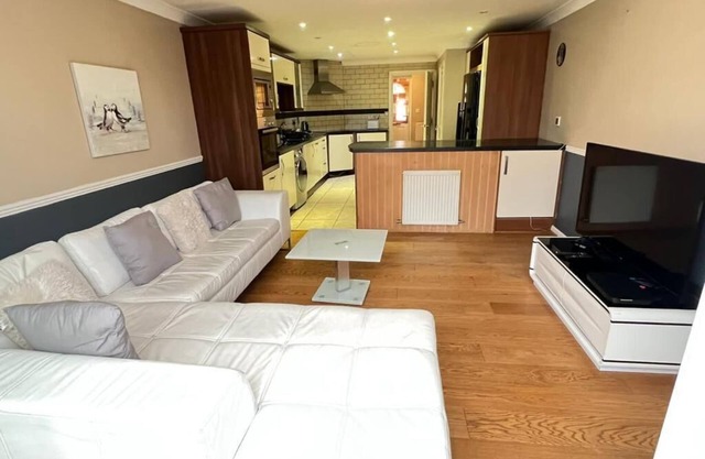 Lovely 4 Bedroom Town House in Sittingbourne, up to 8 sleeps