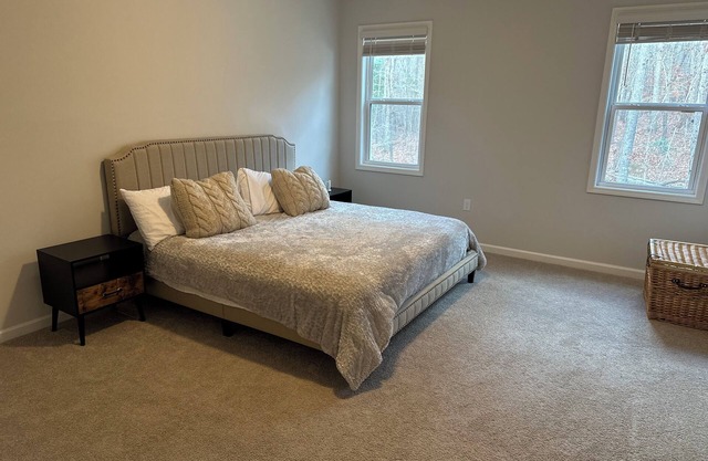 Lovely 4-bedroom home on a hill in Wake-Forest, With WiFi & air conditioning.
