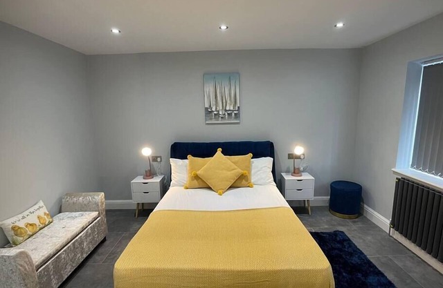 Lovely 4 bedroom House-Sleeps 8 - Free Parking