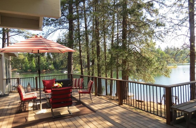 Belle 4 chambres au bord du lac, à quelques pas du pittoresque lac Gold Country, ouvert toute l'année!