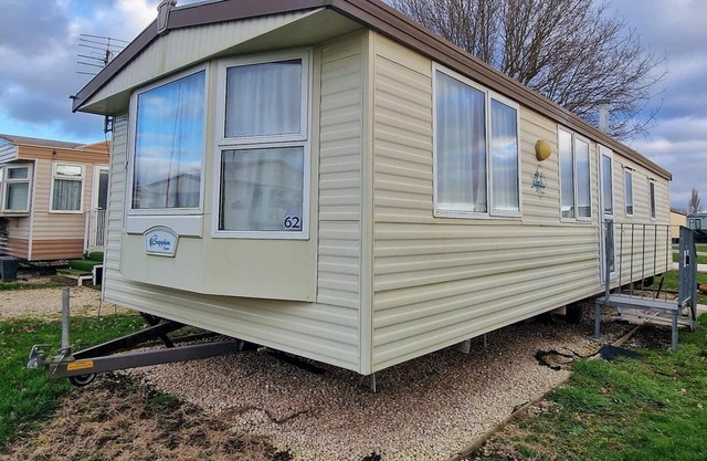 Lovely 4 berth caravan at Manor House Holiday Park ref 86062MH