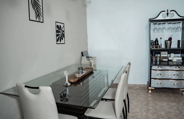 Lovely 4-BR/3BA w. 2 King Beds in Fun Cataño w. AC, WiFi, Ferry to Old San Juan
