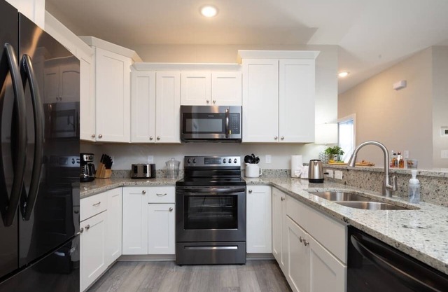 Lovely 4BR King Beds Steps To Beach & Pier #G