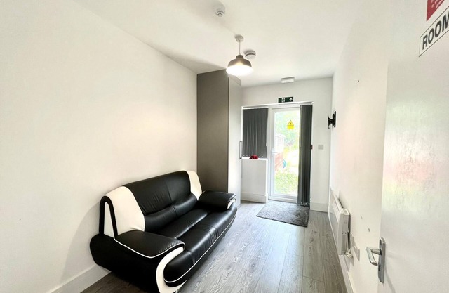 Lovely 5 Bed House + Parking+ Wifi +Close Heathrow