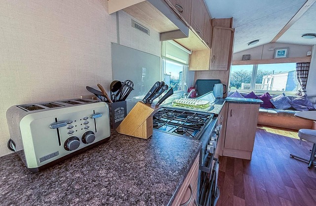 Lovely 6 berth caravan at Skipsea Sands Park in Yorkshire ref 41053SF