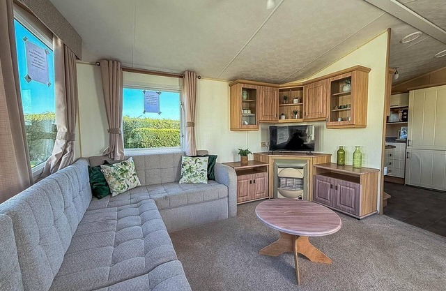 Lovely 6 berth caravan at Southview Holiday Park ref 33032CL