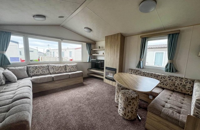 Lovely 6 berth caravan for hire at Barmston Beach Holiday Park ref 62062HC