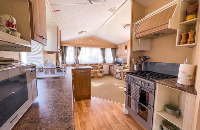 Lovely 6 berth caravan at Broadland Sands Holiday Park ref 20259BS