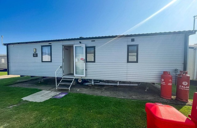 Lovely 6 berth caravan with free Wi-Fi at Broadland Sands ref 20017BS