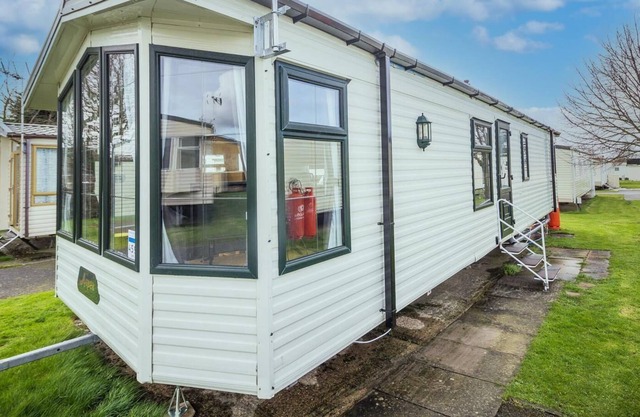 Lovely 6 berth caravan at Highfield Grange in Essex ref 26459BA