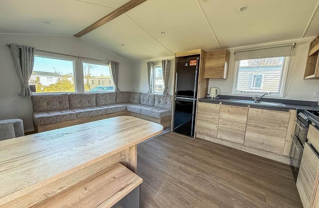 Lovely 8 berth caravan by the beach at Manor Park in Norfolk ref 23028B