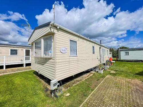 Lovely 8 Berth Caravan With Wifi At Dovercourt Holiday Park Ref 44002D