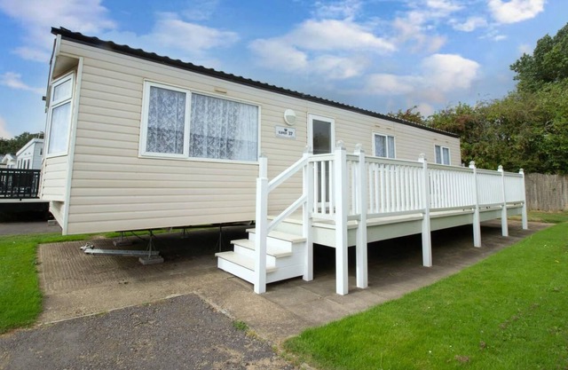 Lovely 8 berth caravan for hire at Sunnydale Park in Skegness ref 35001JW