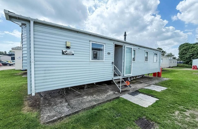 Lovely 8 berth caravan at Broadland Sands Holiday Park in Suffolk ref 20016BS