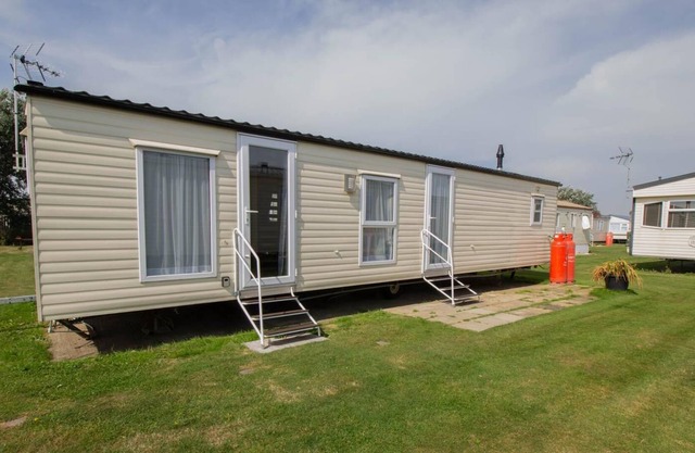 Lovely 8 berth caravan for hire at St Osyth holiday Park ref 28026CW