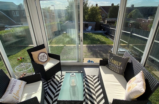 Lovely and modern end of terrace house 6 mins from bus stop! Views of the downs