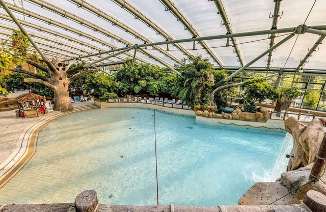 Lovely apartment in villa for 4 people with hot tub, WIFI, pool, TV, terrace and parking
