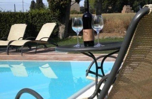 Agréable appartement dans une maison de vacances avec piscine, TV, patio et animaux admis