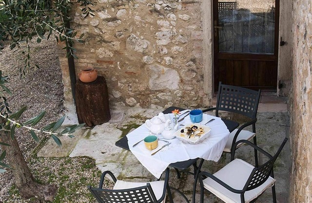 Agréable appartement dans une maison de vacances avec piscine, WIFI, climatisation, TV, patio