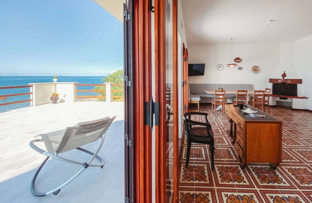 Appartement dans une maison de vacances avec WIFI, bain à remous, TV, patio, animaux admis, parking
