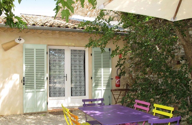 Joli appartement dans une maison de vacances avec piscine, WIFI, TV et parking
