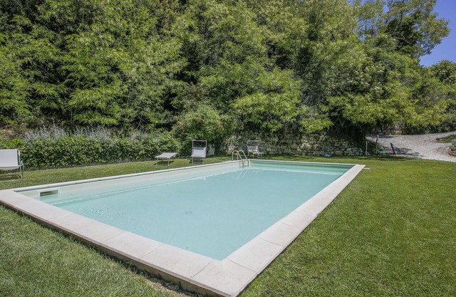 Bel appartement dans une maison de vacances avec piscine, WIFI, TV, animaux admis et parking