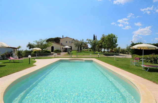 Joli appartement dans une maison de vacances avec piscine, WIFI, TV, terrasse et animaux admis