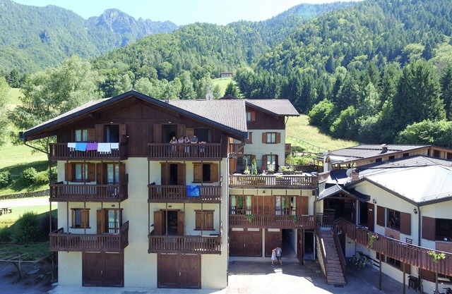 Bel appartement avec piscine, WIFI, TV, terrasse, animaux admis et parking, près de Riva Del Garda