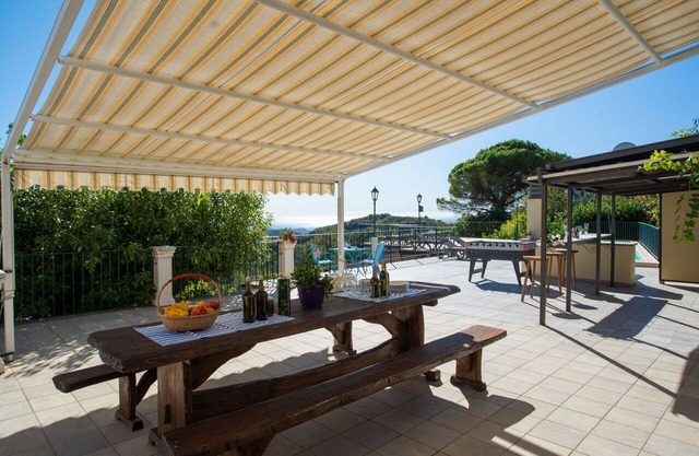 Joli appartement avec WIFI, bain à remous, climatisation, piscine privée, TV, patio et parking