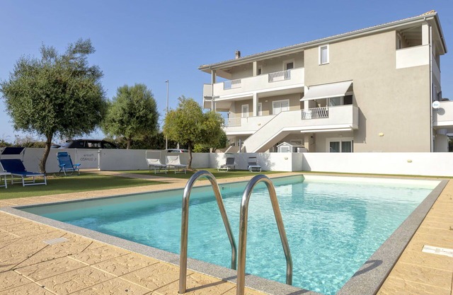 Agréable appartement pour 5 personnes avec climatisation, piscine, WIFI, TV, terrasse et parking