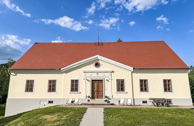 Agréable appartement pour 3 personnes avec WIFI, piscine, TV et parking