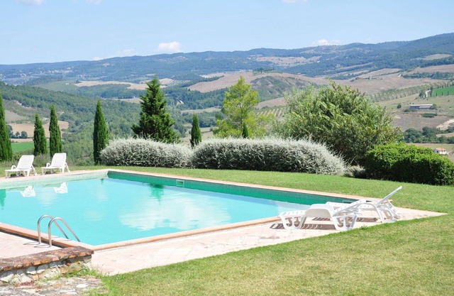 Joli appartement avec WIFI, piscine, TV, animaux admis, vue panoramique et parking